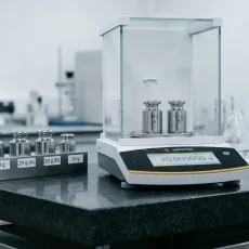 mass comparator